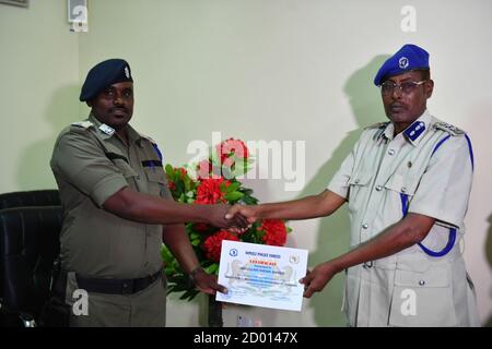 Le 12 mai 2018, à Mogadiscio, en Somalie, Gen. Hassan Alasow Mohamed, Directeur de la formation de la Force de police somalienne, a remis des certificats aux participants d'un atelier sur les médias et les relations publiques soutenu par l'AMISOM. Banque D'Images