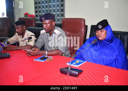 Des membres de la Force de police somalienne assistent à la cérémonie de clôture d'un atelier de formation d'une semaine sur les médias et les relations publiques à Mogadiscio, en Somalie, appuyé par l'AMISOM, le 12 mai 2018. Banque D'Images