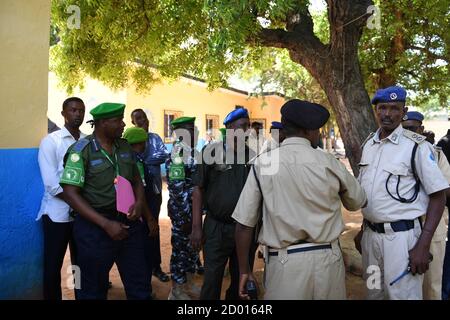 Des officiers supérieurs de la Force de police somalienne et de l'AMISOM inspectent le poste de police récemment rénové dans le district de Karan à Mogadiscio, en Somalie, lors d'une cérémonie de remise de poste le 27 mai 2018. Banque D'Images