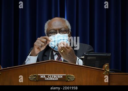 James Clyburn (démocrate de Caroline du Sud), président du sous-comité spécial de la Chambre des États-Unis sur la crise du coronavirus, s'exprime en tant que secrétaire américain à la Santé et aux Services sociaux, Alex Azar, témoigne devant le sous-comité spécial de la Chambre sur la crise du coronavirus, à Capitol Hill, à Washington, le vendredi 2 octobre. 2020. Crédit : J. Scott Applewhite/Pool via CNP/MediaPunch Banque D'Images