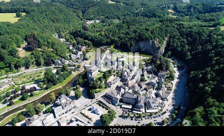 Durbuy, Belgique en 4K. Vue aérienne de la vieille ville et du château à Durbuy, Belgique, Europe. Panorama de la ville, patrimoine mondial de l'UNESCO. Lieux célèbres de Belgiu Banque D'Images