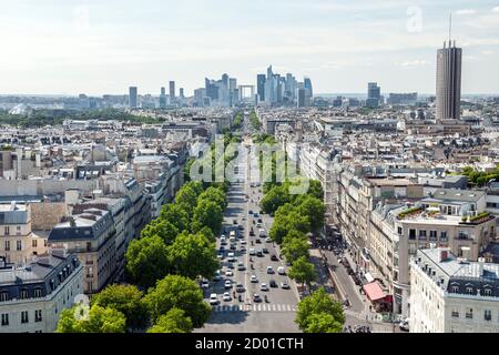 Vue depuis le sommet de l'Arc de Triomphe sur l'avenue de la Grande Armée en direction de la Grande Arche de la Défense à Paris. Banque D'Images