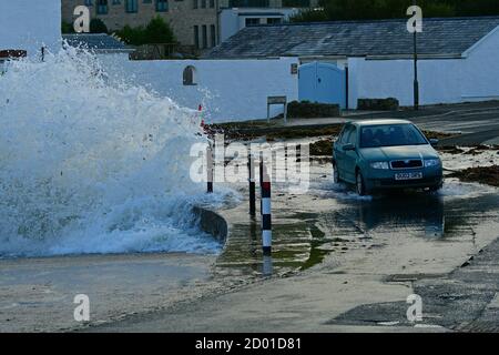 Portmellina, Cornwall. 2 octobre 2020. Météo Royaume-Uni. Des vagues de la force de tempête énormes battent des maisons sur le devant à Portmelléon à Cornwall vendredi après-midi. Crédit photo Robert Timoney/Alamy/Live/News Banque D'Images