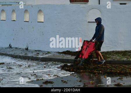 Portmellina, Cornwall. 2 octobre 2020. Météo Royaume-Uni. Des vagues de la force de tempête énormes battent des maisons sur le devant à Portmelléon à Cornwall vendredi après-midi. Crédit photo Robert Timoney/Alamy/Live/News Banque D'Images