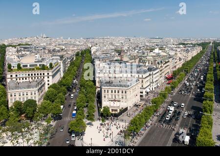 Vue sur Paris depuis le sommet de l'Arc de Triomphe. L'avenue de Friedland est située dans le centre et l'avenue des champs Élysées se trouve sur la droite. Banque D'Images