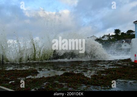 Portmellina Cornwall. 2 octobre 2020. Météo Royaume-Uni. Des vagues de la force de tempête énormes battent des maisons sur le devant à Portmelléon à Cornwall vendredi après-midi. Crédit photo Robert Timoney/Alamy/Live/News Banque D'Images