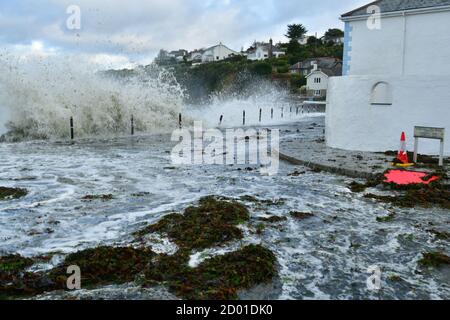 Portmellina, Cornwall. 2 octobre 2020. Météo Royaume-Uni. Des vagues de la force de tempête énormes battent des maisons sur le devant à Portmelléon à Cornwall vendredi après-midi. Crédit photo Robert Timoney/Alamy/Live/News Banque D'Images