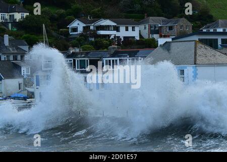 Portmellina, Cornwall. 2 octobre 2020. Météo Royaume-Uni. Des vagues de la force de tempête énormes battent des maisons sur le devant à Portmelléon à Cornwall vendredi après-midi. Crédit photo Robert Timoney/Alamy/Live/News Banque D'Images