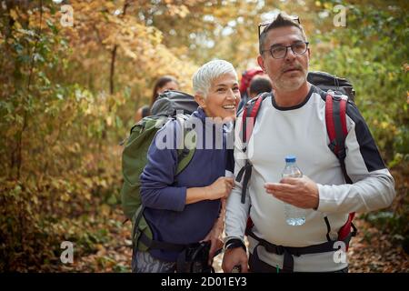 Couple senior trekking dans les bois ; concept de retraite active Banque D'Images