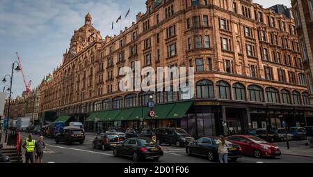 Vue sur la rue du célèbre grand magasin Harrods de London Knightsbridge. Banque D'Images