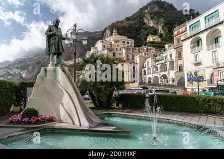 Amalfi, Campanie, Italie, février 2020 : vue sur la magnifique fontaine d'Amalfi avec la statue de Flavio Gioia. Banque D'Images