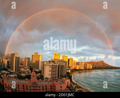 Rainbow sur Waikiki Banque D'Images