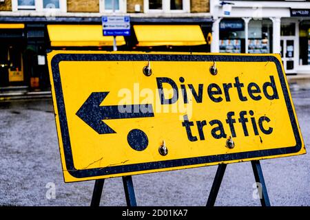 Londres, Royaume-Uni, octobre 02 2020, panneau jaune de déviation temporaire de la circulation routière, gros plan sans personne Banque D'Images