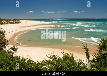 Vue le long de la côte de l'océan Indien sur la plage de Barra, près d'Inhambane, dans le sud du Mozambique. Banque D'Images