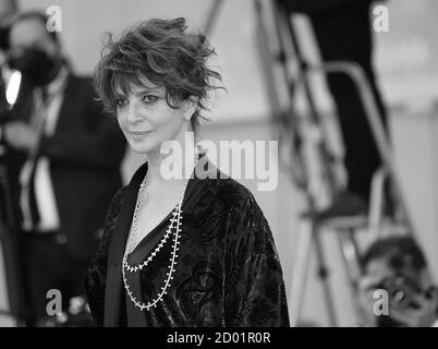 Laura Morante pose sur le tapis rouge lors du 77e Festival du film de Venise le 02 septembre 2020 à Venise, en Italie Banque D'Images