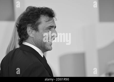 Adriano Giannini et Gaia Trussardi posent sur le tapis rouge lors du 77e Festival du film de Venise le 02 septembre 2020 à Venise, Italie. Banque D'Images