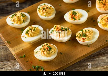 Œufs durs biologiques cuits à la ciboulette et au paprika Banque D'Images