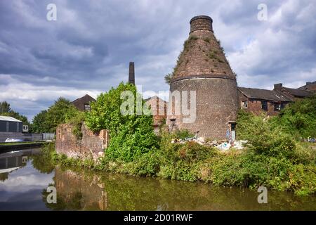 La poterie abandonnée et abandonnée travaille avec le four à bouteilles dans le Région de Middleport de Stoke on Trent à côté de Trent Et le canal Mersey Banque D'Images