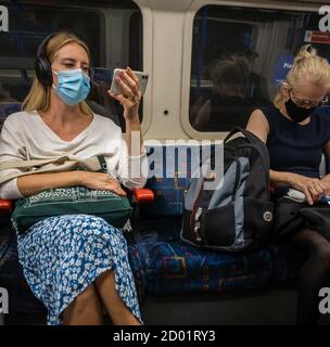 Passagers sur les transports en commun de Londres distance. Banque D'Images