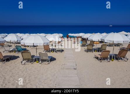 Touriste profitant d'une chaude journée d'été sur la plage en Grèce. Banque D'Images