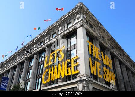 Campagne de shopping Selfridges pendant que nous faisons nos courses à nouveau pendant l'année pandémique Covid-19 de 2020, sur Oxford St, Londres, Royaume-Uni Banque D'Images