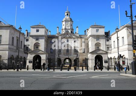 The Queen's Horse Guards on Whitehall, dans le centre de Londres, au Royaume-Uni Banque D'Images