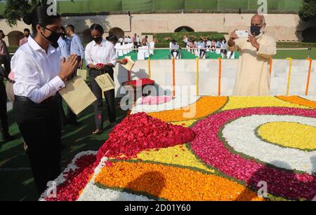 Une femme rend hommage floral à l'occasion.151ème anniversaire de naissance de Mahatma Gandhi à Rajghat. Il est né le 2 octobre 1869 à Porbandar, Gujrat. A l’occasion de Gandhi Jyanti, le Premier ministre Narender Modi a accepté de se rendre sur son compte Twitter officiel en disant : « nous nous armons à Bapu bien-aimé sur Gandhi Jayanti. Il y a beaucoup à apprendre de sa vie et de ses nobles pensées. » Banque D'Images