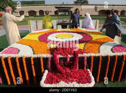 Les gens qui rendent hommage floral à l'occasion.151ème anniversaire de naissance de Mahatma Gandhi à Rajghat. Il est né le 2 octobre 1869 à Porbandar, Gujrat. A l’occasion de Gandhi Jyanti, le Premier ministre Narender Modi a accepté de se rendre sur son compte Twitter officiel en disant : « nous nous armons à Bapu bien-aimé sur Gandhi Jayanti. Il y a beaucoup à apprendre de sa vie et de ses nobles pensées. » Banque D'Images