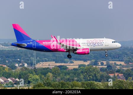 Dortmund, Allemagne - 10 août 2020 : avion Wizair Airbus A320 à l'aéroport de Dortmund en Allemagne. Airbus est un fabricant européen d'avions basé à Banque D'Images
