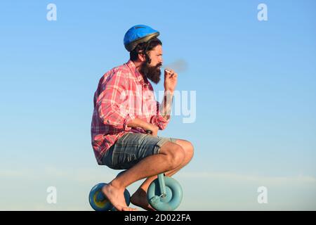 Drôle d'homme hippster à vélo.