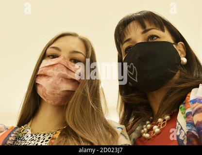 Milan, Italie. 02 octobre 2020. Italie, Milan masques de mode au cours de MFW porté par les modèles dans la photo: Modèles portant des masques crédit: Agence de photo indépendante/Alamy Live News Banque D'Images