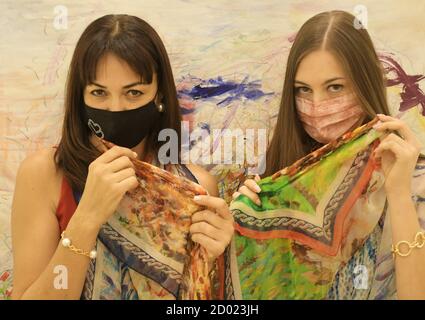 Milan, Italie. 02 octobre 2020. Italie, Milan masques de mode au cours de MFW porté par les modèles dans la photo: Modèles portant des masques crédit: Agence de photo indépendante/Alamy Live News Banque D'Images