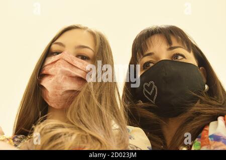 Milan, Italie. 02 octobre 2020. Italie, Milan masques de mode au cours de MFW porté par les modèles dans la photo: Modèles portant des masques crédit: Agence de photo indépendante/Alamy Live News Banque D'Images