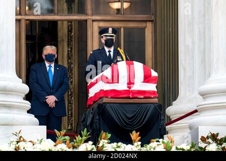 Le président américain Donald Trump respecte le dossier de la juge de la Cour suprême Ruth Bader Ginsburg, qui porte le drapeau, au Capitole des États-Unis le 24 septembre 2020, à Washington, DC. Ginsburg a été la première femme à être présente au Capitole des États-Unis. Banque D'Images