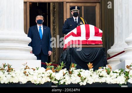 Le président américain Donald Trump respecte le dossier de la juge de la Cour suprême Ruth Bader Ginsburg, qui porte le drapeau, au Capitole des États-Unis le 24 septembre 2020, à Washington, DC. Ginsburg a été la première femme à être présente au Capitole des États-Unis. Banque D'Images