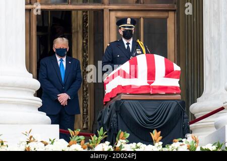 Le président américain Donald Trump respecte le dossier de la juge de la Cour suprême Ruth Bader Ginsburg, qui porte le drapeau, au Capitole des États-Unis le 24 septembre 2020, à Washington, DC. Ginsburg a été la première femme à être présente au Capitole des États-Unis. Banque D'Images