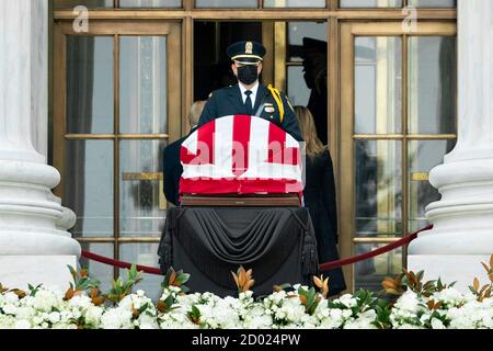 Le dossier à pavillon de la juge Ruth Bader Ginsburg de la Cour suprême se pose au Capitole des États-Unis le 24 septembre 2020, à Washington, DC. Ginsburg a été la première femme à être présente au Capitole des États-Unis. Banque D'Images