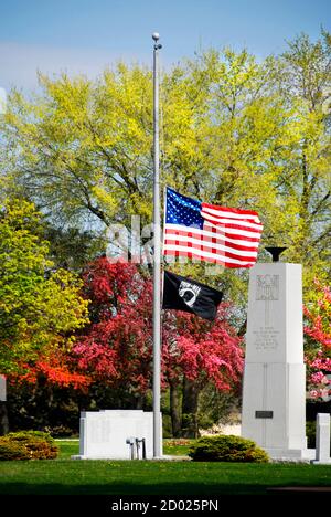 Drapeau des États-Unis volant à mi-mât Banque D'Images