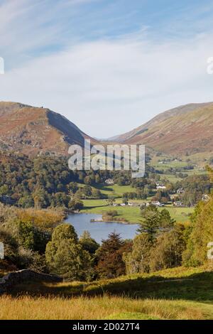 Grasmere, Cumbria - 27/09/20: Lac et village de Grasmere. HELM Crag se lève à gauche, Seat Sandal à droite et le col de Dunmail se lève entre. Banque D'Images