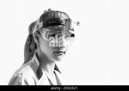 Médecin ORL confiant portant un phare chirurgical et des lunettes de protection. Gros plan portrait d'une otolaryngologiste féminine ou de la tête et du cou Banque D'Images