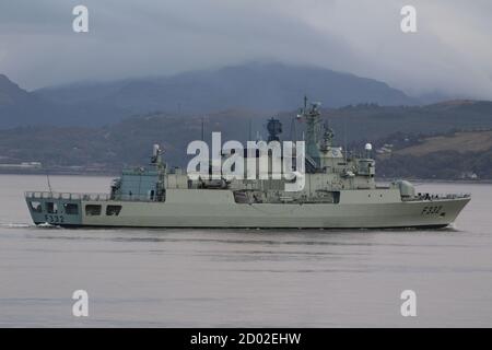 NRP Corte-Real (F332), une frégate de classe Vasco da Gama exploitée par la Marine portugaise, passant Gourock à son arrivée pour l'exercice joint Warrior 20-2. Banque D'Images