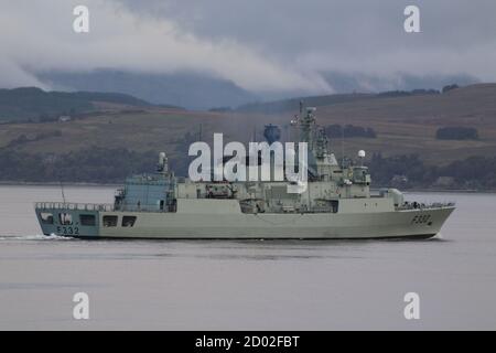 NRP Corte-Real (F332), une frégate de classe Vasco da Gama exploitée par la Marine portugaise, passant Gourock à son arrivée pour l'exercice joint Warrior 20-2. Banque D'Images