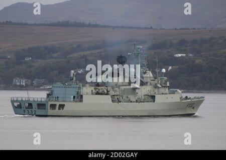 NRP Corte-Real (F332), une frégate de classe Vasco da Gama exploitée par la Marine portugaise, passant Gourock à son arrivée pour l'exercice joint Warrior 20-2. Banque D'Images