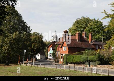 En regardant vers l'ouest sur l'A25 Guildford Road vers l'horloge de Blacksmith, The Clock House, Abinger Hammer, Surrey, Royaume-Uni, septembre 2020 Banque D'Images