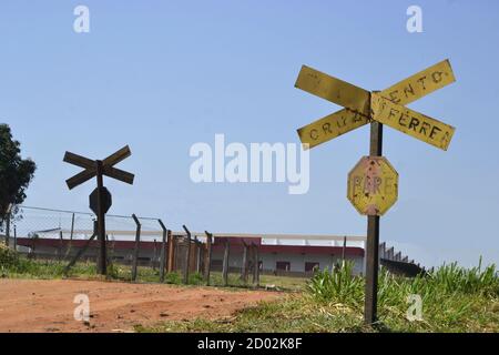 Panneaux, signalisation de passage à niveau, panneau avec l'inscription Stop, passage à niveau, au Brésil, dans un chemin de fer abandonné, en photo panoramique Banque D'Images