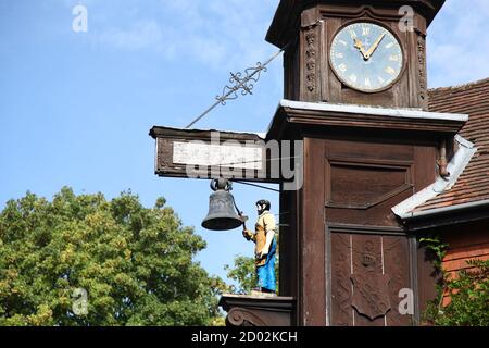 Abinger Hammer Clock surplombe la route principale et décrit la figure de 'Jack le forgeron', à la mémoire du premier seigneur Farrer de Abinger Hall qui Banque D'Images