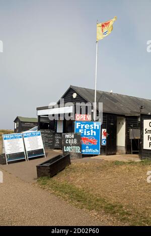 Aldeburgh, Suffolk, Angleterre, le 9 août 2020, les visiteurs de la ville peuvent acheter du poisson auprès d'un des vendeurs de la plage. Banque D'Images