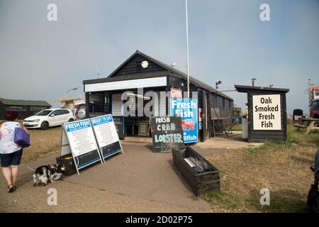 Aldeburgh, Suffolk, Angleterre, le 9 août 2020, les visiteurs de la ville peuvent acheter du poisson auprès d'un des vendeurs de la plage. Banque D'Images