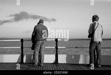 AJAXNETPHOTO. WORTHING, ANGLETERRE. - À L'EST - UN COUPLE SUR LE CÔTÉ EST DE LA JETÉE AVEC UNE PERSONNE REGARDANT SUR. PHOTO:JONATHAN EASTLAND/AJAX REF:81201 5 2 Banque D'Images