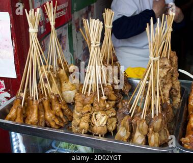 AJAXNETPHOTO. AVRIL 2018. SHANGHAI, CHINE. - NOURRITURE À EMPORTER - PIEDS DE POULET, TÊTES DE SERPENT ET BULLFROG SUR DES BÂTONS. PHOTO:RICK GODLEY/AJAX REF:RG183004 66 Banque D'Images